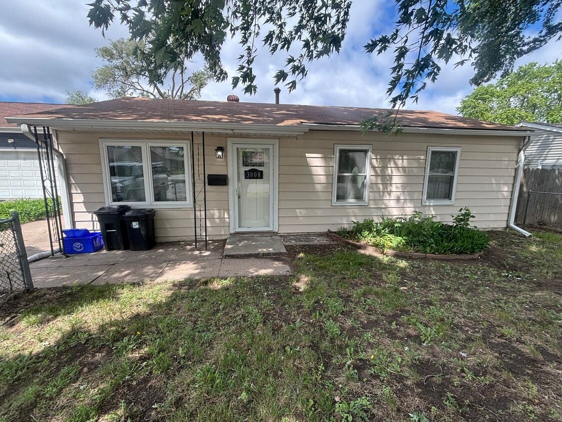 3-bedroom, 2 bath house available now - 3-bedroom, 2 bath house available now