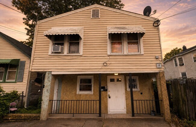 Building Photo - 12 Borden Ave Unit A
