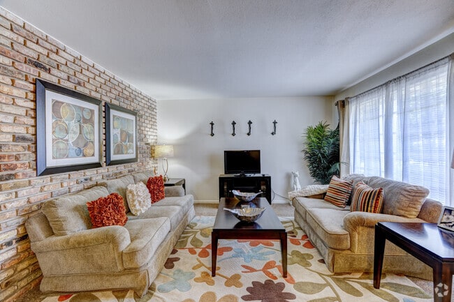 1BR, 1BA - 755SF - Living Room