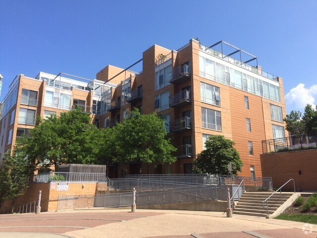 Building Photo - 1720 Oak Ave Unit 405 Rental