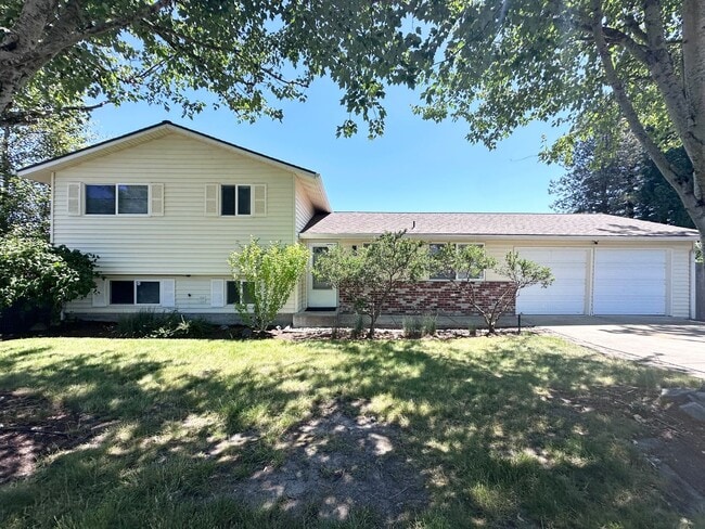 Newly Remodeled 4 Bed, 2.5 Bath with a Spa... - Newly Remodeled 4 Bed, 2.5 Bath with a Spa... House