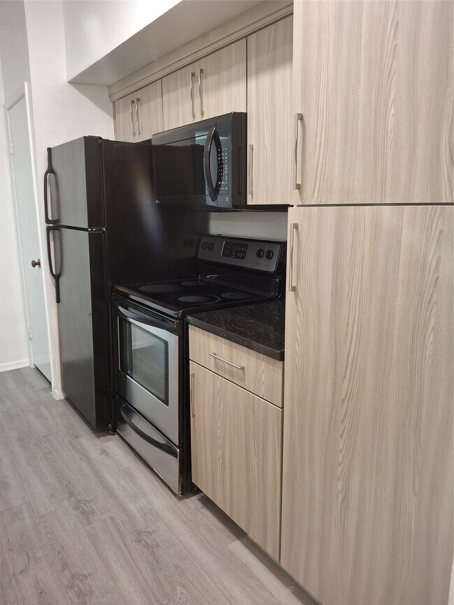 Building Photo - 2025 Augusta Dr Unit 205