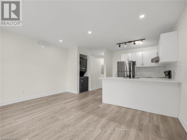 Photo - 718 Cannon St E