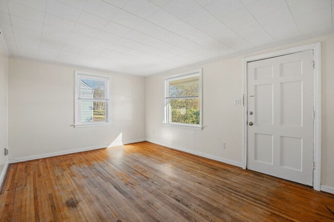 Photo - Charming 3 Bedroom Rancher in Lakeside