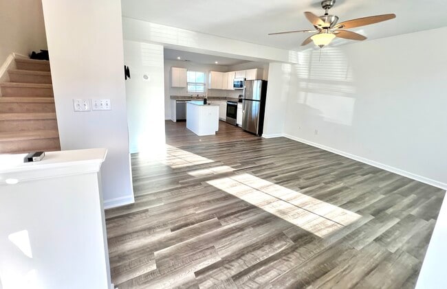 Photo - 2103 Portway Alley