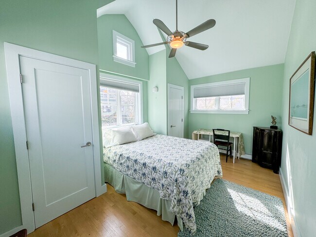 3 Howland St
