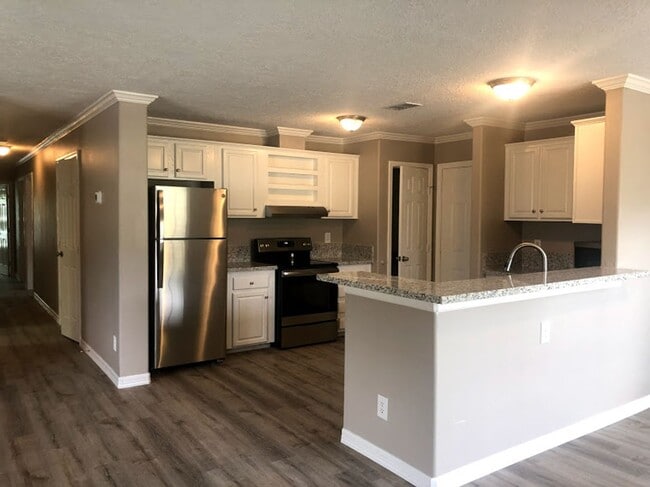 Building Photo - 166 Varsity Dr Unit 166 Varsity Rm A