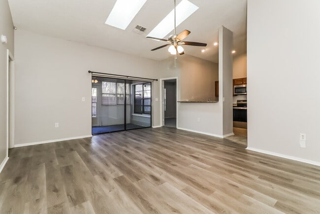 Photo - 10935 Livingston Dr