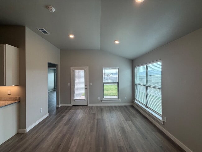 Photo - Wonderful 4/2 In Bell Farms!