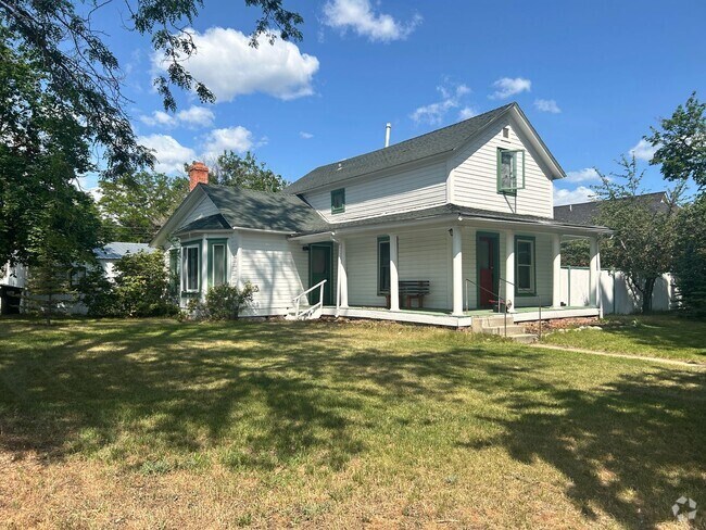 Building Photo - 2 bed 1.5 bath Hamilton home