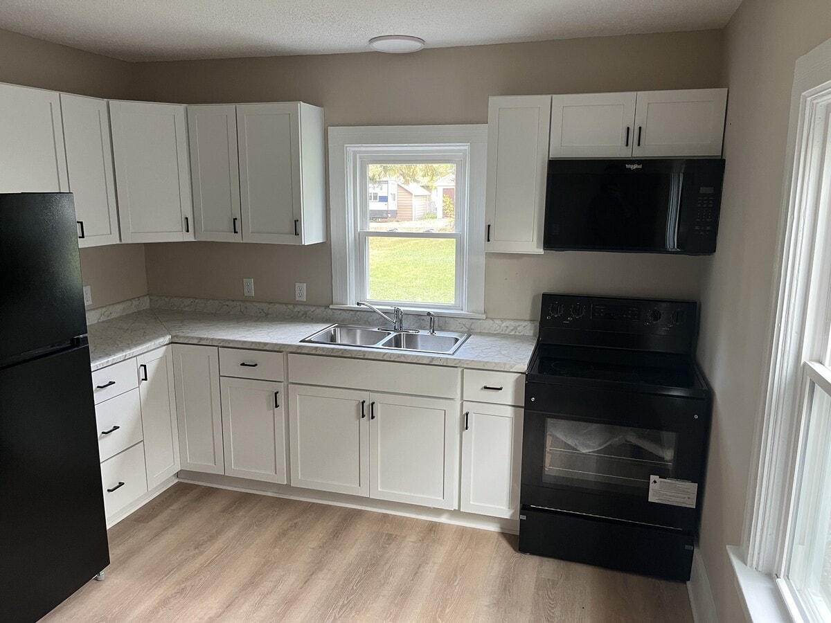 Photo - 331 3rd St E