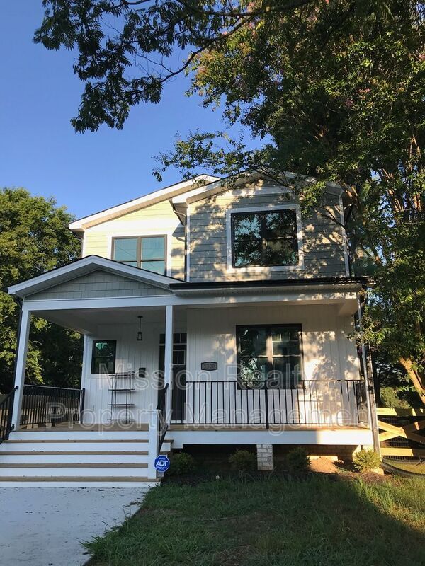 Photo - 5300 Wingfield St