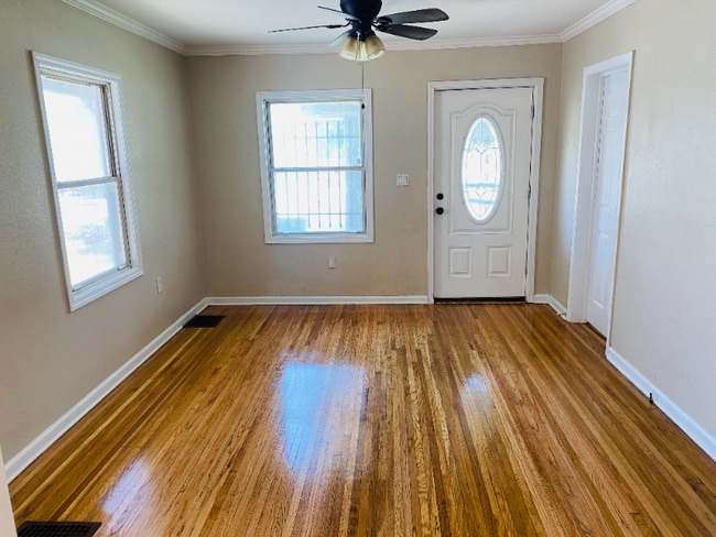 Photo - 2632 E 9th St