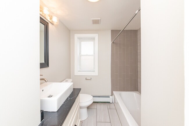 Photo - 3058 N Kostner Ave Unidad BE