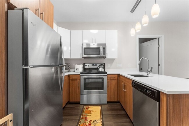 Building Photo - 999 Hancock St Unit 306