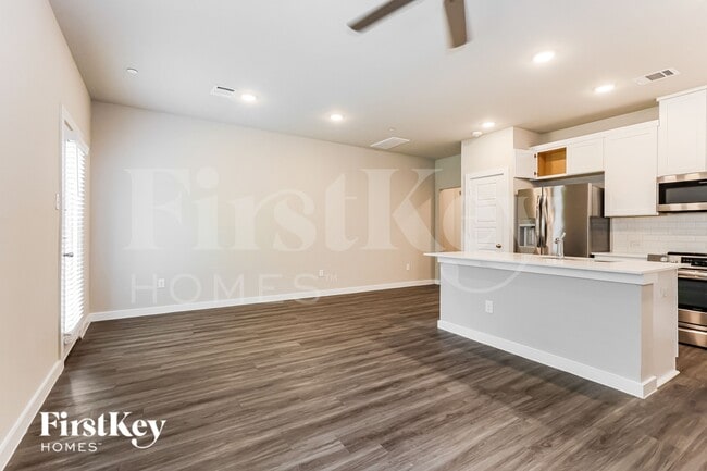 Photo - 305 N Centro Cir