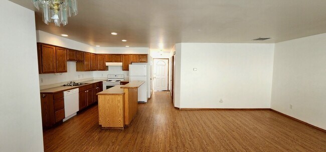 1326 S Skyline Dr