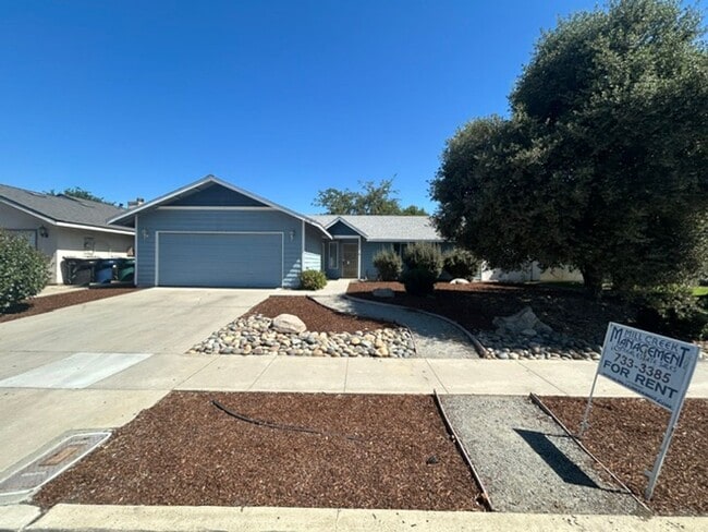 Building Photo - 3 Bedroom 2 Bathroom Home in Tulare! $300 off First Month's Rent!!!