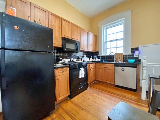 Building Photo - 139 Hillside St Unit A