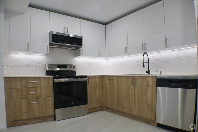 Building Photo - 2750 NE 183rd St Unit 104 Rental
