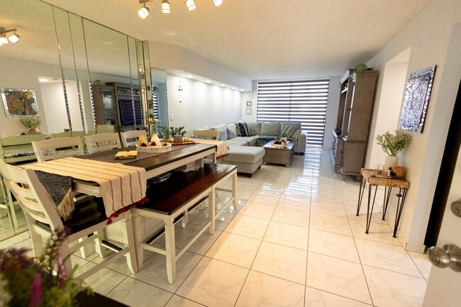 Photo - 8101 Byron Ave Unidad 508
