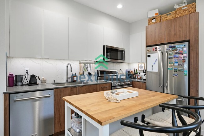 Photo - 2 BED & 2 BATH TOWNHOUSE FOR RENT