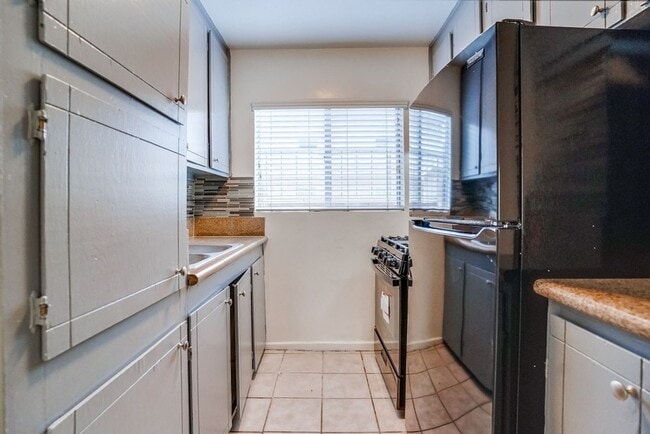 Building Photo - 2425 S Ridgeley Dr Unit 04