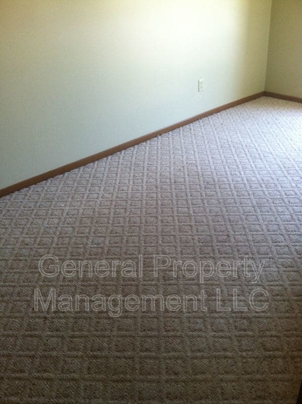 Photo - 4 bedroom in proximity to UWEC and downtow...