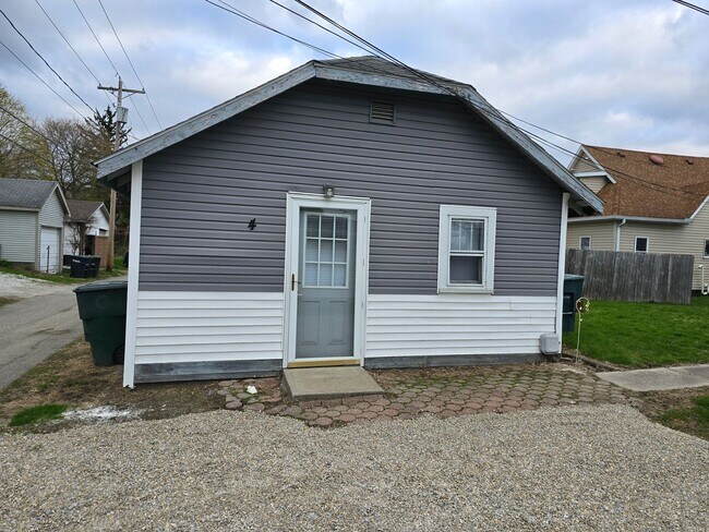 Building Photo - Cozy Renovated Studio Home – Pet Friendly ... Unit 1519 B
