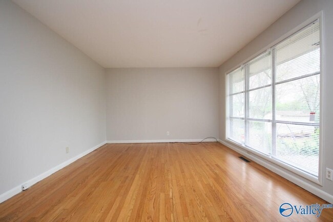 Photo - 417 Greenacres Dr NW