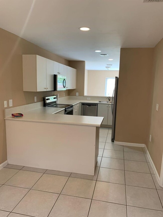 Building Photo - 2400 NW 98th Ln