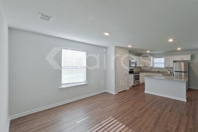 Photo - 137 Western Red Cedar Dr