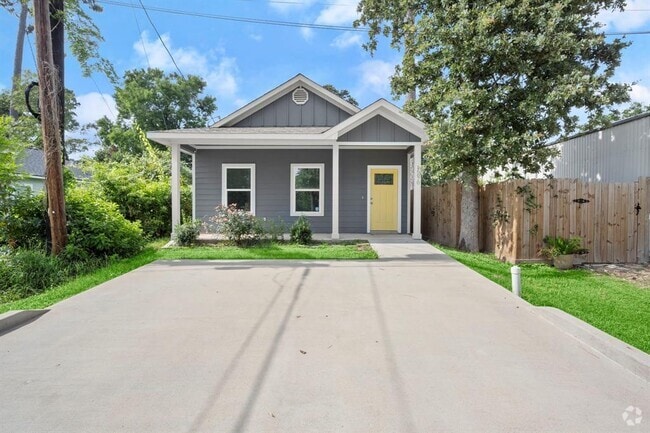 Building Photo - 16670 Meadowcroft St Rental
