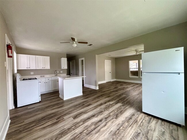 Building Photo - 9710 Casa Loma Dr