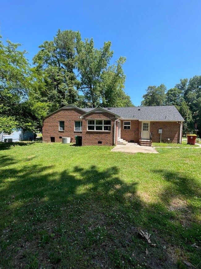 Must see all brick rancher in Petersburg. Rental House Rental in