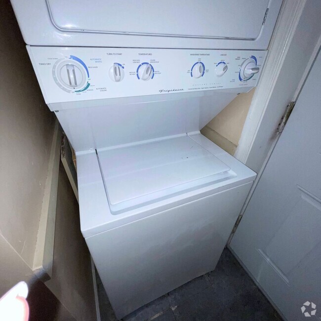 Building Photo - SPACIOUS bi-level apartment with fenced yard Unit 2
