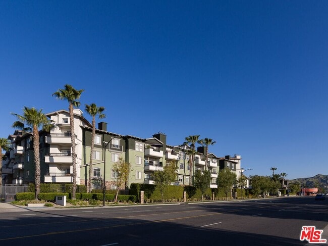 Building Photo - 1901 N Buena Vista St Unit 03-302 Rental