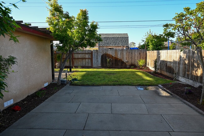 Photo - 881 W Rialto Ave