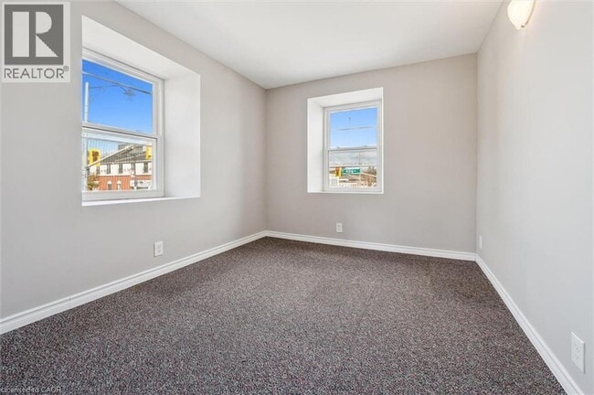 Photo - 906 King St E