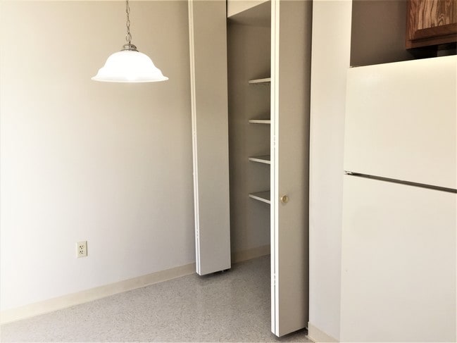 Cocina comedor y alacena - Colonial Manor Townhomes