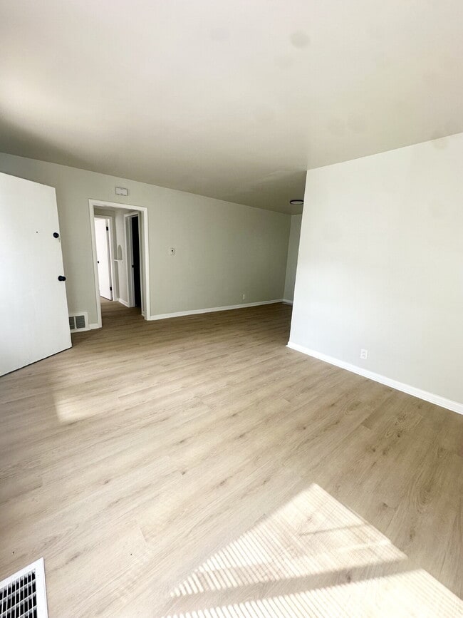 Photo - 716 E 17th St Unidad B