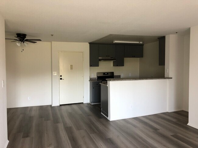 Building Photo - 1320 Venice Blvd Unit 303 Rental