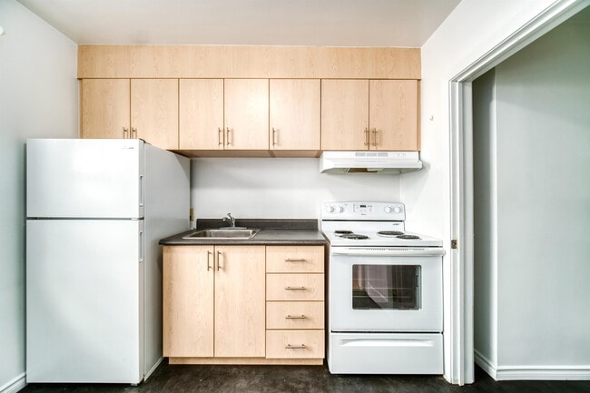 Building Photo - 1112-1112 Tower Rd Unit 9