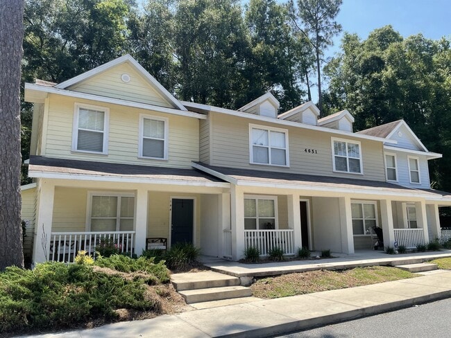 Building Photo - 4651 SW 48th Dr