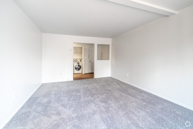 1BR, 1BA - 842SF - Corner - Living Area