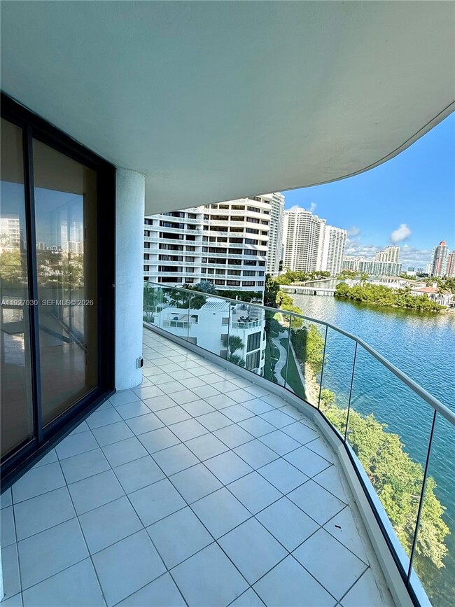 Photo - 2800 Island Blvd Unidad 706