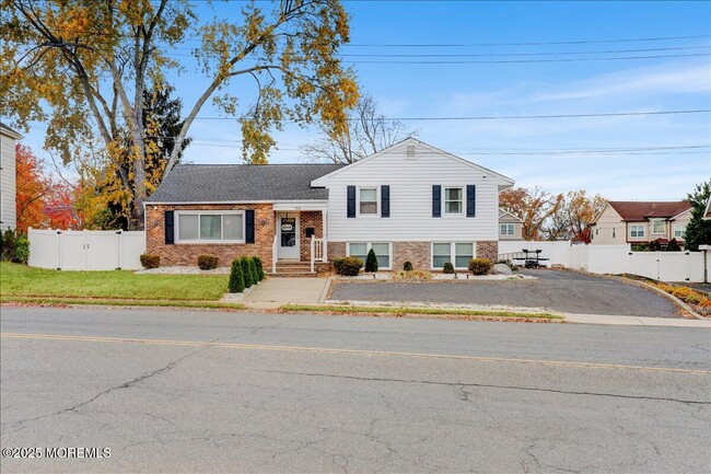 Photo - 144 Lower Main St House