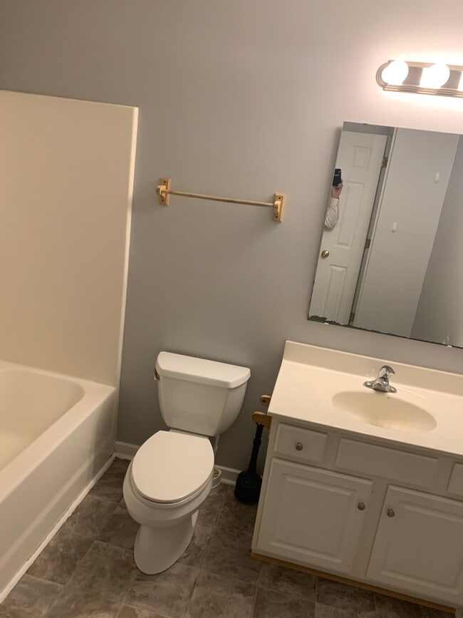 Full bath up staires - 627 Della St Unit 4