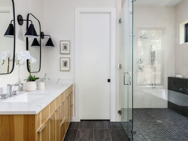 Photo - 1109 W Oltorf St