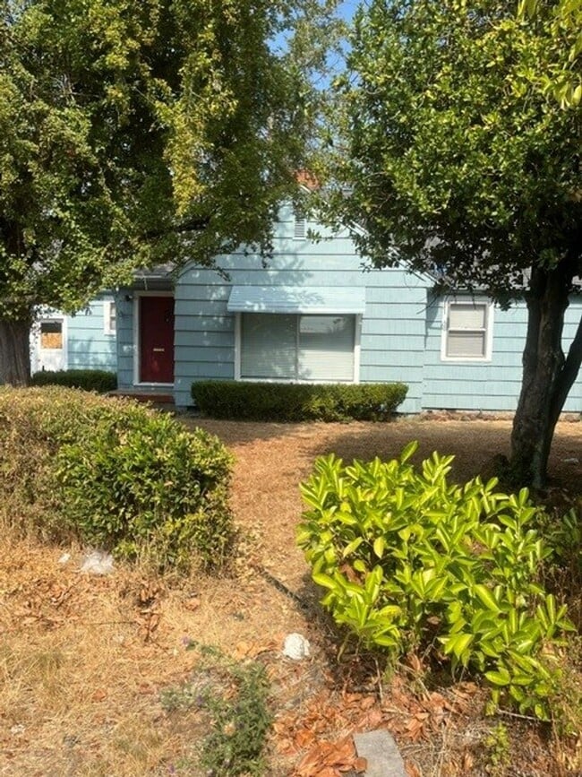 Building Photo - Spacious 3 bedroom home, available now!